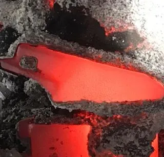 Kabuğu kırılmakta olan kızgın döküm parça