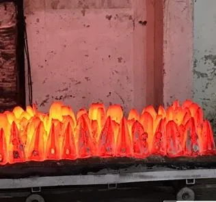Fırından yeni çıkmış, kızgın haldeki tırnaklar